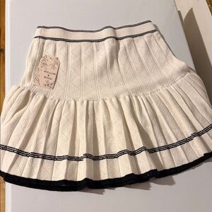 Willow & Wind White Pleated Knit Skirt with Ivory Black Trim